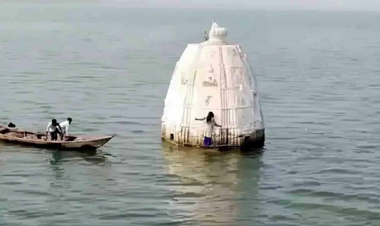 Odisha में एक महिला महानदी नदी में गिर गई, और डूबे हुए मंदिर को पकड़ लिया Odisha में एक महिला महानदी नदी में गिर गई, और डूबे हुए मंदिर को पकड़ लिया