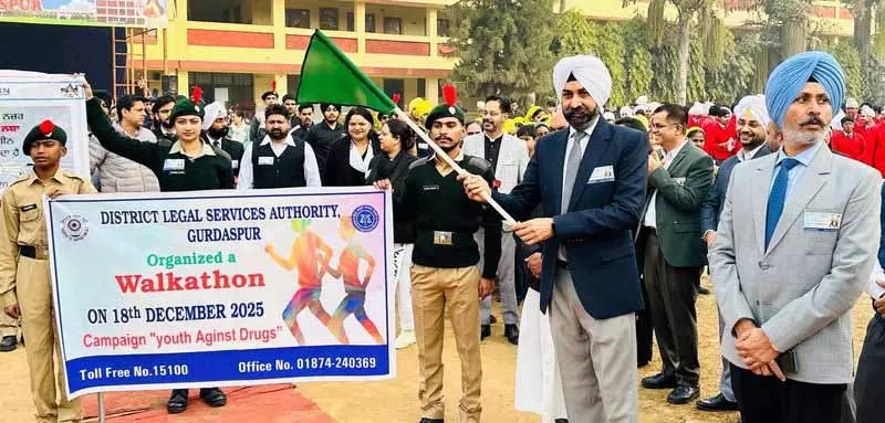Amritsar: जजों ने ड्रग्स के खिलाफ वॉकथॉन को हरी झंडी दिखाई Amritsar: जजों ने ड्रग्स के खिलाफ वॉकथॉन को हरी झंडी दिखाई
