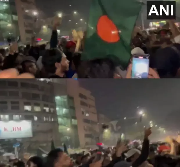 प्रदर्शनकारियों ने दो अखबारों में लगाई आग , प्रधानमंत्री हसीना के खिलाफ विरोध तेज प्रदर्शनकारियों ने दो अखबारों में लगाई आग , प्रधानमंत्री हसीना के खिलाफ विरोध तेज