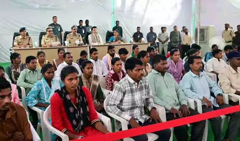 41 माओवादी कैडरों ने सरेंडर किया, 1.46 करोड़ रुपये का इनाम बांटा जाएगा 41 माओवादी कैडरों ने सरेंडर किया, 1.46 करोड़ रुपये का इनाम बांटा जाएगा