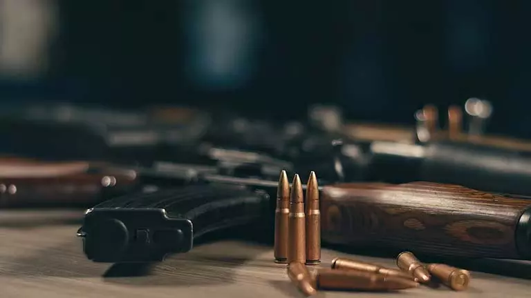 पंचायत प्रधान को Gun का तोहफ़ा! वायरल वीडियो पर हंगामा पंचायत प्रधान को Gun का तोहफ़ा! वायरल वीडियो पर हंगामा