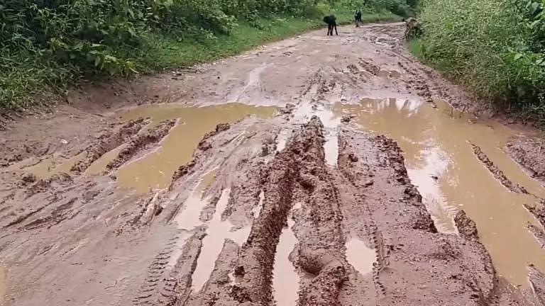 खराब सड़कों के कारण दो लोगों की मौत, Repair के लिए 50 लाख रुपये आवंटित खराब सड़कों के कारण दो लोगों की मौत, Repair के लिए 50 लाख रुपये आवंटित