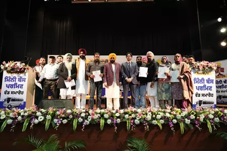 पंजाब: मुख्यमंत्री भगवंत मान ने बेरोजगार युवाओं को 505 मिनी-बस परमिट सौंपे पंजाब: मुख्यमंत्री भगवंत मान ने बेरोजगार युवाओं को 505 मिनी-बस परमिट सौंपे