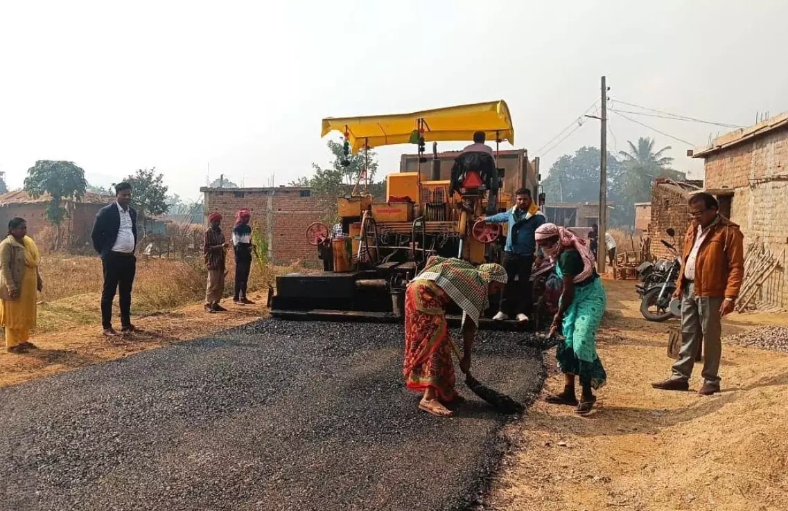 PMGSY सड़कों में प्लास्टिक का प्रयोग, पर्यावरण संरक्षण और टिकाऊ विकास की नई दिशा PMGSY सड़कों में प्लास्टिक का प्रयोग, पर्यावरण संरक्षण और टिकाऊ विकास की नई दिशा