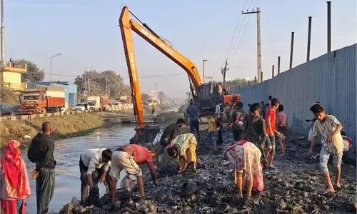 Gurugram: धनकोट नहर से निकला खजाना, लूटने वालों की लगी होड़