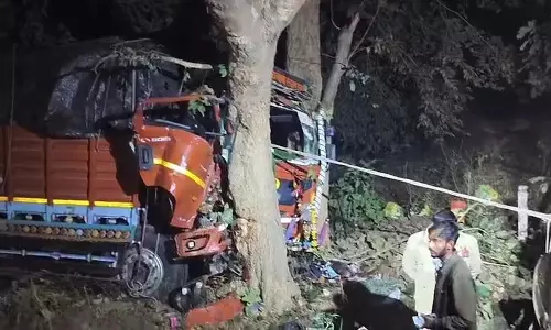 ट्रक की ठोकर से 4 लोगों की मौत, हाईवे में हुआ बड़ा हादसा ट्रक की ठोकर से 4 लोगों की मौत, हाईवे में हुआ बड़ा हादसा