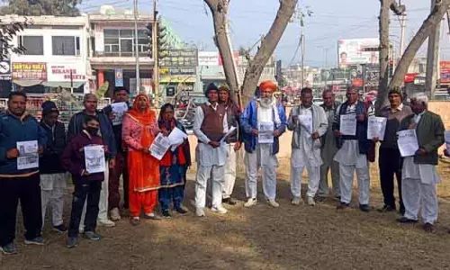 MGNREGA को कमज़ोर करने के आरोपों पर यूनियनों व मज़दूरों का विरोध MGNREGA को कमज़ोर करने के आरोपों पर यूनियनों व मज़दूरों का विरोध