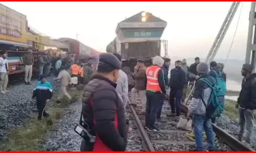 8 हाथियों की मौत, ट्रेन की चपेट में आए, मचा हड़कंप 8 हाथियों की मौत, ट्रेन की चपेट में आए, मचा हड़कंप
