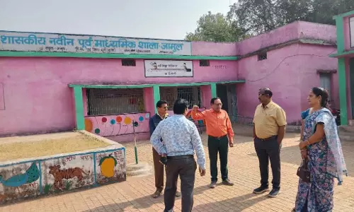 तहसीलदार ने स्कूल में गंदगी देखकर जताई नाराजगी