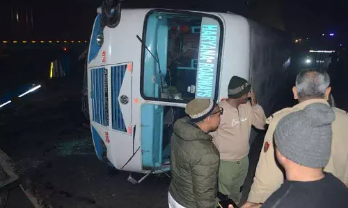 Karnal में Haryana रोडवेज की बस पलटने से 8 लोग घायल।