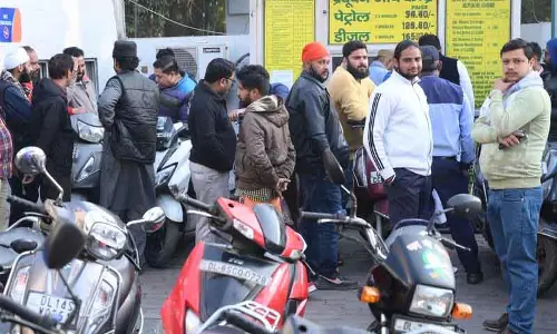PUC सर्टिफिकेट न होने पर 2,800 गाड़ियों को फ्यूल देने से मना किया गया। PUC सर्टिफिकेट न होने पर 2,800 गाड़ियों को फ्यूल देने से मना किया गया।