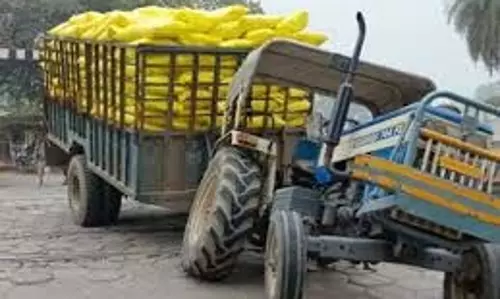 UP News: रेलवे ट्रैक पर फंसा खाद से लदा ट्रैक्टर, आधे घंटे तक ठप रहा रेल यातायात