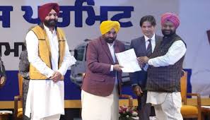 Punjab CM ने 505 बस परमिट सौंपे, कहा कि बड़े खिलाड़ियों की मोनोपॉली खत्म होगी