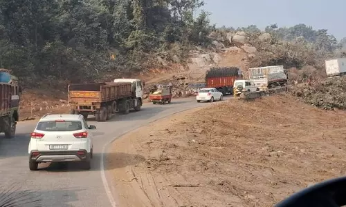 Odisha: NH-49 के काम के लिए ट्रैफिक पर पाबंदियां लगाई गईं Odisha: NH-49 के काम के लिए ट्रैफिक पर पाबंदियां लगाई गईं