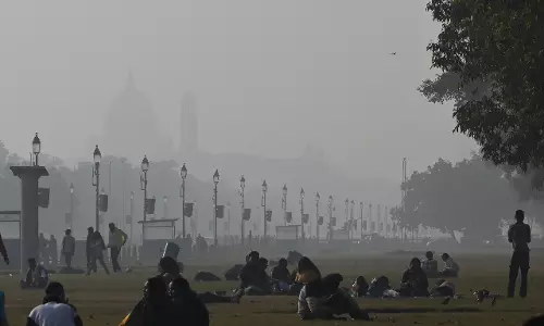 Delhi-NCR में घना कोहरा छाया, AQI बहुत खराब कैटेगरी में बना हुआ