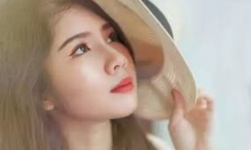 Beauty Tips: घर पर ही पाएं कांच जैसी चमकदार त्वचा