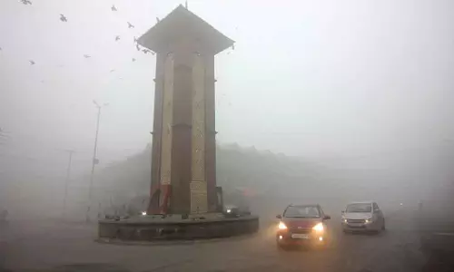 Kashmir में घने कोहरे से जनजीवन अस्त-व्यस्त; कई उड़ानें रद्द।