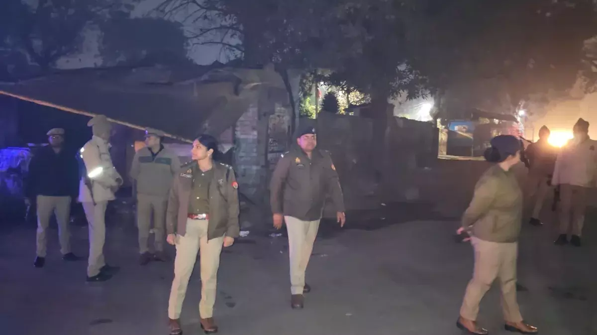 Farrukhabad: रात के कोहरे में पुलिस एसपी की सघन चेकिंग Farrukhabad: रात के कोहरे में पुलिस एसपी की सघन चेकिंग