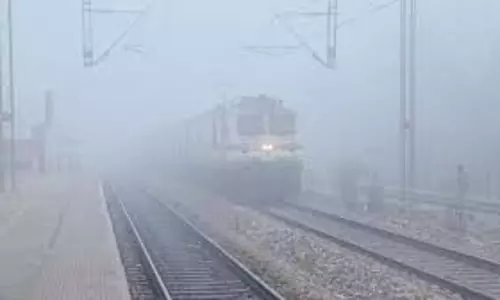 Lucknow: लेट ट्रेनों और कोहरे ने बढ़ाई यात्रियों की मुश्किलें Lucknow: लेट ट्रेनों और कोहरे ने बढ़ाई यात्रियों की मुश्किलें