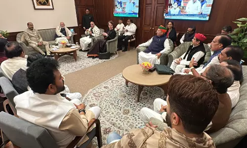 Lok Sabha स्पीकर की चाय पार्टी में सौहार्द और हल्के-फुल्के पलों का माहौल दिखा Lok Sabha स्पीकर की चाय पार्टी में सौहार्द और हल्के-फुल्के पलों का माहौल दिखा