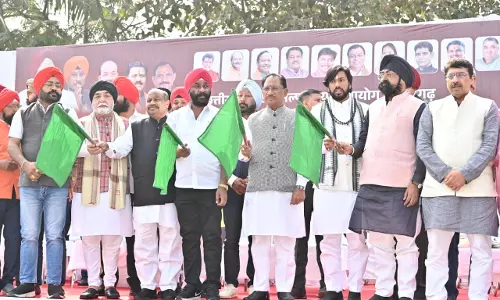 CM साय ने वीर बाल रैली को दिखाई हरी झंडी CM साय ने वीर बाल रैली को दिखाई हरी झंडी