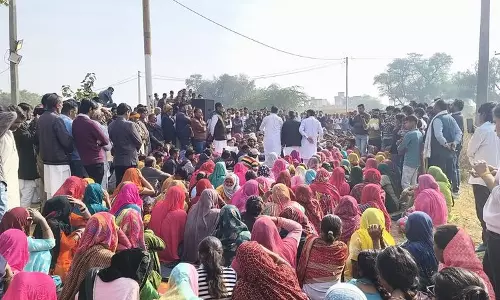 CM के न्याय का आश्वासन देने के बाद परिवार ने विरोध प्रदर्शन खत्म किया