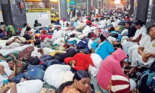 Kilambakkam में 1,000 से ज़्यादा सरकारी नर्सों ने पूरी रात विरोध प्रदर्शन किया Kilambakkam में 1,000 से ज़्यादा सरकारी नर्सों ने पूरी रात विरोध प्रदर्शन किया
