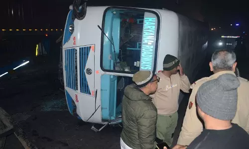 Karnal में हरियाणा रोडवेज की बस पलटने से 8 लोग घायल।
