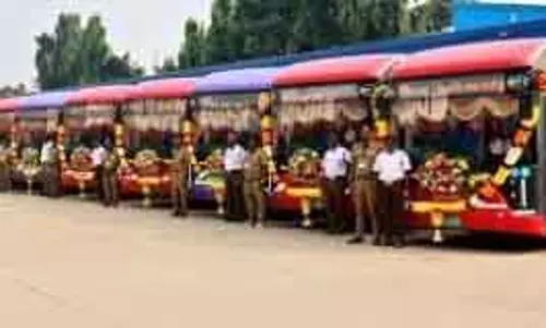 उदयनिधि ने पूनमल्ली डिपो से 125 इलेक्ट्रिक बसों को हरी झंडी दिखाई।