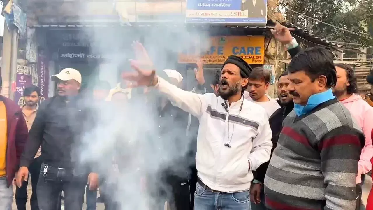 Ranchi: लोकतंत्र के अपमान का आरोप, हिजाब विवाद में रांची में प्रदर्शन Ranchi: लोकतंत्र के अपमान का आरोप, हिजाब विवाद में रांची में प्रदर्शन