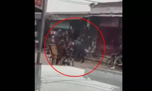 लोगों के साहस को सलाम! बदमाशों का दुस्साहस पैरों तले रौंदा, लूट के बाद लहराए थे तमंचे लोगों के साहस को सलाम! बदमाशों का दुस्साहस पैरों तले रौंदा, लूट के बाद लहराए थे तमंचे