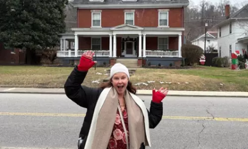 Ashley Judd अपने पैतृक घर गईं, और अपने शहर का इतिहास शेयर किया