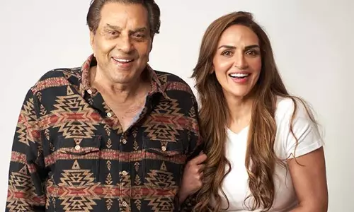 Esha Deol ने पिता धर्मेंद्र के निधन के बाद एक भावुक नोट शेयर किया Esha Deol ने पिता धर्मेंद्र के निधन के बाद एक भावुक नोट शेयर किया