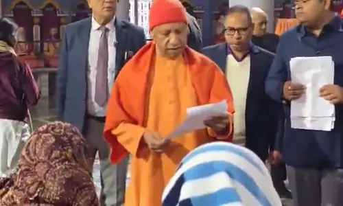 जनता दर्शन: योगी आदित्यनाथ ने 250 लोगों की शिकायतें सुनीं, जालसाजों के खिलाफ कार्रवाई के आदेश दिए