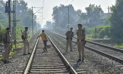 Telangana : मछलीपट्टनम एक्सप्रेस से गिरने से नवविवाहित जोड़े की मौत