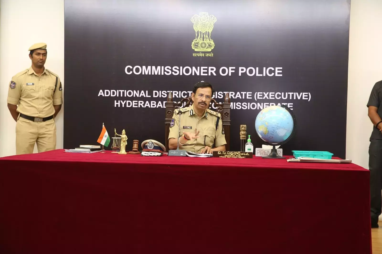 फोन-टैपिंग केस सीपी सज्जनार ने SIT के साथ पहली स्ट्रैटेजी मीटिंग की