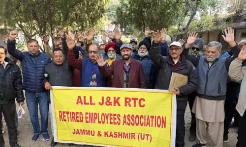 रिटायर्ड JKRTC कर्मचारियों ने विरोध प्रदर्शन किया