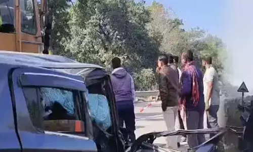 कोरबा में बड़ा हादसा, कार और डीजल टैंकर के बीच भिड़ंत कोरबा में बड़ा हादसा, कार और डीजल टैंकर के बीच भिड़ंत