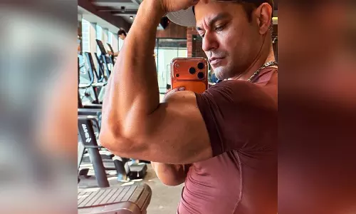 Kunal Khemu जिम में अपने हथियार और गोला-बारूद दिखाते हुए Kunal Khemu जिम में अपने हथियार और गोला-बारूद दिखाते हुए