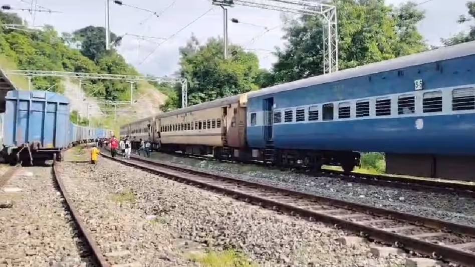 Assam के नागांव में राजधानी एक्सप्रेस की हाथियों के झुंड से टक्कर के बाद ट्रेन सेवाएं बाधित हो गईं Assam के नागांव में राजधानी एक्सप्रेस की हाथियों के झुंड से टक्कर के बाद ट्रेन सेवाएं बाधित हो गईं