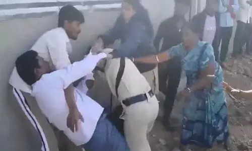 Sarpanch Election में हार के बाद आदिलाबाद में कांग्रेस नेताओं ने पुलिस पर हमला किया