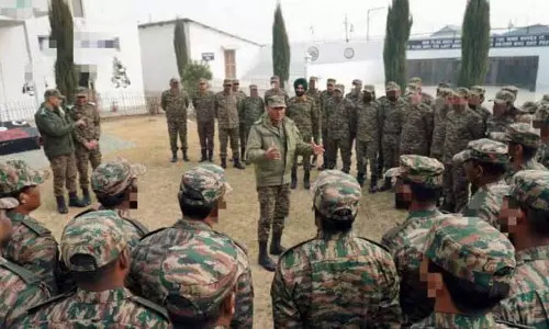 UDHAMPUR: लेफ्टिनेंट जनरल प्रतीक ने घाटी में सुरक्षा स्थिति की समीक्षा की