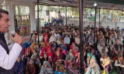 जसरोटिया ने Chainpura Jakhol में जन शिकायतों को संबोधित किया