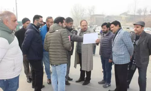 IUST के वाइस चांसलर ने कैंपस में विभिन्न ऑफिसों के कामकाज का निरीक्षण किया IUST के वाइस चांसलर ने कैंपस में विभिन्न ऑफिसों के कामकाज का निरीक्षण किया