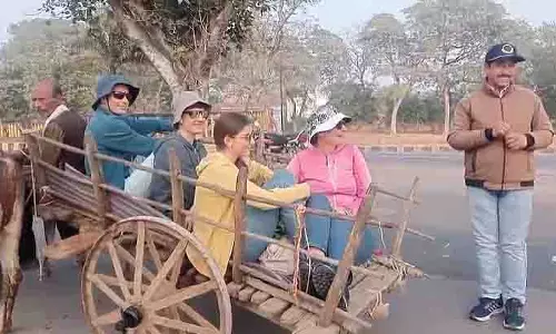 पर्यटकों ने Khajuraho में बुंदेलखंडी संस्कृति का आनंद लिया, किया बैलगाड़ी का सफर पर्यटकों ने Khajuraho में बुंदेलखंडी संस्कृति का आनंद लिया, किया बैलगाड़ी का सफर