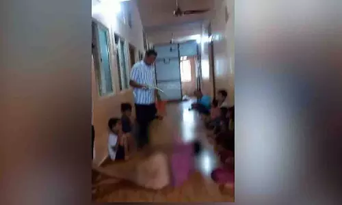 Karnataka में दिव्यांग छात्र पर हमला, आंखों में मिर्च पाउडर फेंका गया Karnataka में दिव्यांग छात्र पर हमला, आंखों में मिर्च पाउडर फेंका गया
