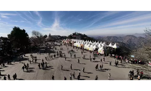दिल्ली-NCR के प्रदूषण के बावजूद हिमाचल की पहाड़ियां पर्यटकों को आकर्षित कर रही