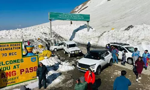 Rohtang Pass सर्दियों को चुनौती दे रहा, 28 दिसंबर तक 4X4 गाड़ियों के लिए खुला रहेगा Rohtang Pass सर्दियों को चुनौती दे रहा, 28 दिसंबर तक 4X4 गाड़ियों के लिए खुला रहेगा