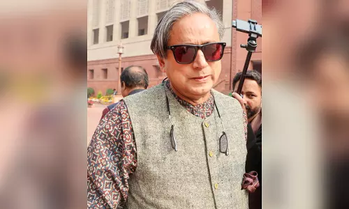 Bangladesh हिंसा के बीच मीडिया पर हमले, थरूर ने जताई चिंता