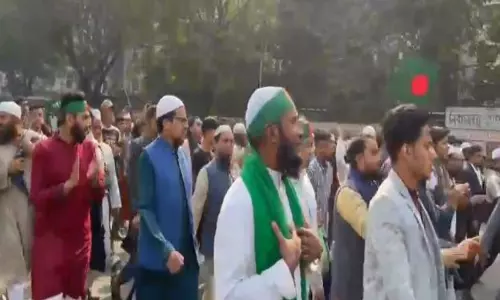 उस्मान हादी के अंतिम संस्कार के दौरान ढाका में तनाव, सुरक्षा बढ़ाई गई उस्मान हादी के अंतिम संस्कार के दौरान ढाका में तनाव, सुरक्षा बढ़ाई गई